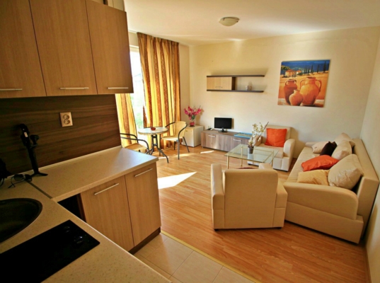 Компактная уютная и светлая меблированная 2-комнатная квартира с террасой, в 150м от пляжа