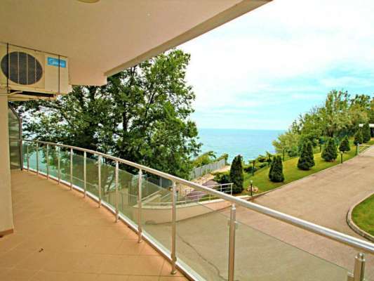 Прекрасная большая 2-комнатная квартира с видом на море, на 1-й линии, 50м до пляжа