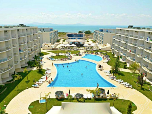 Отлично оборудованная 2-комнатная квартира в Бургасе, терраса с видом на бассейн, в 200м от пляжа