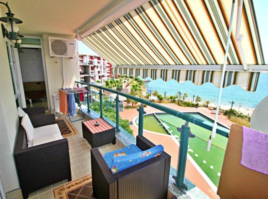 Отличная 2-комнатная квартира с обособленной кухней-столовой, джакузи, прямой вид на море, в 50м от пляжа